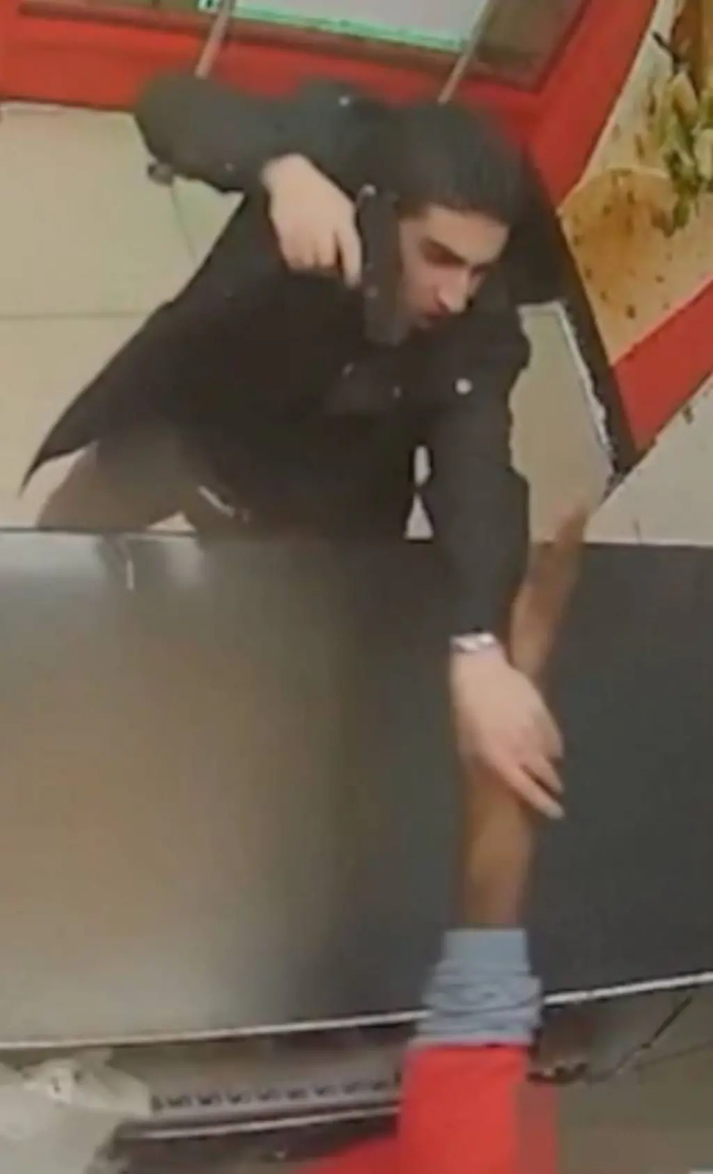 homem ameaça funcionário com arma falsa