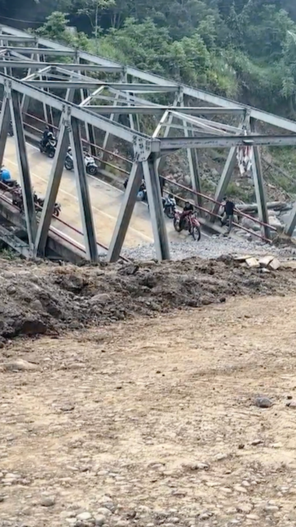 Belum ada perbaikan pascabanjir, warga swadaya bangun jembatan