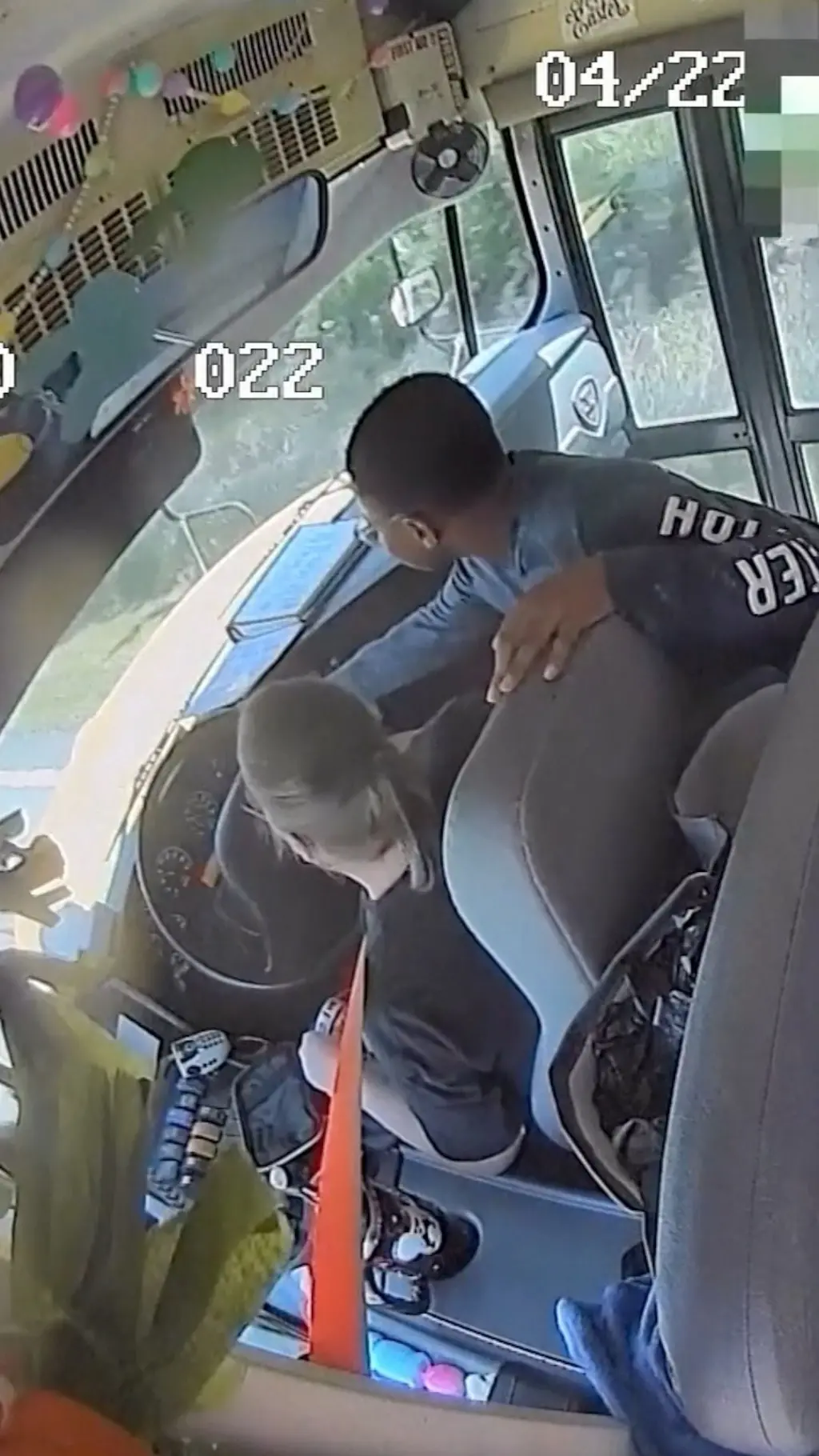 चालक बेहोस भएपछि स्कूले विद्यार्थीले यसरी रोके बस