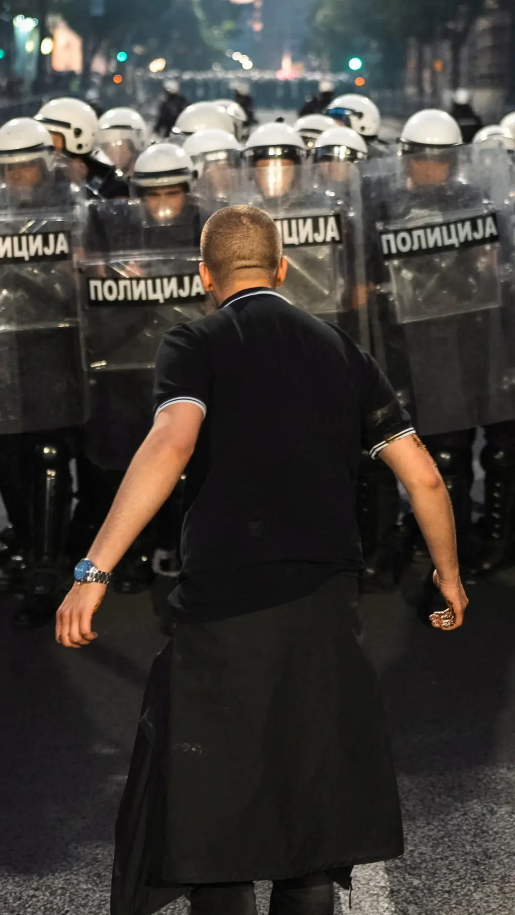 demonstrant ispred kordona policije u beogradu