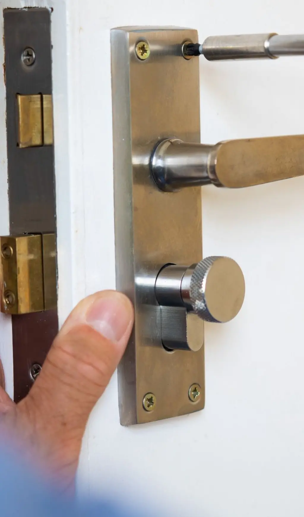 Fechadura sendo trocada em porta