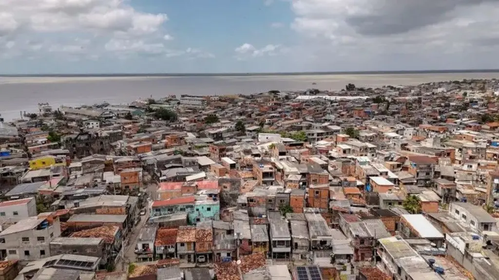 Imagem aérea de um bairro em Belém, repleto de casas e sem árvores