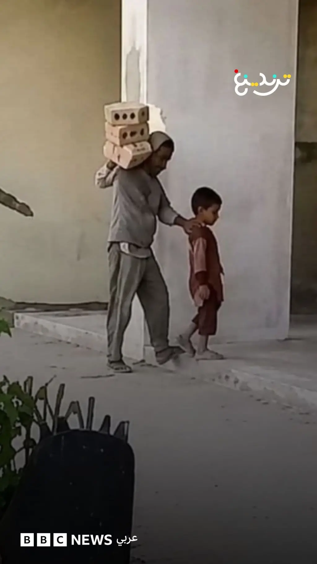 طفل مصري يقود والده عامل البناء الكفيف