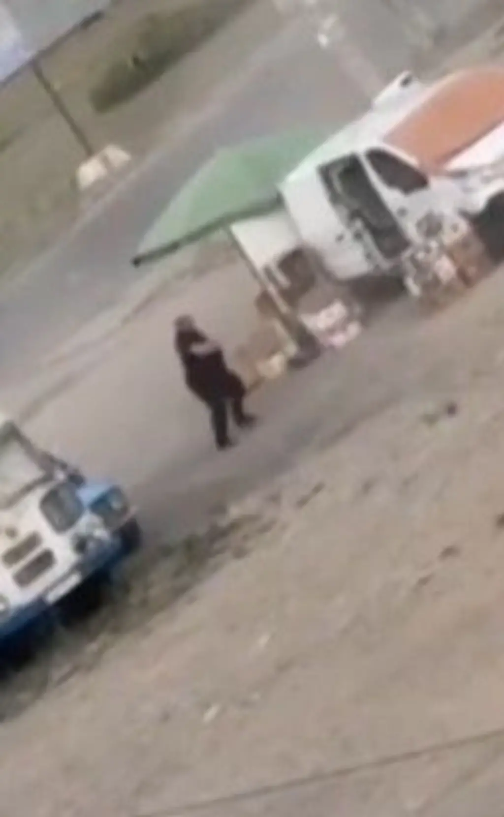 Homem correndo de um drone