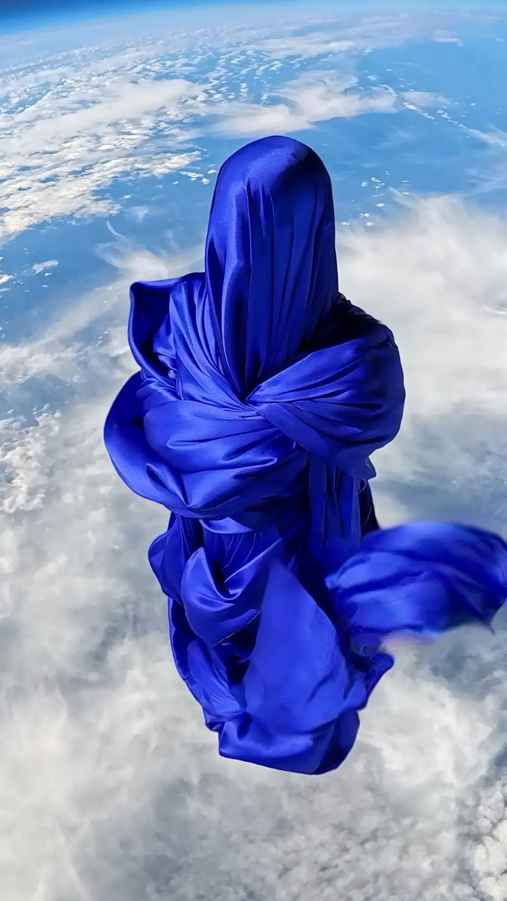 පෘථිවියේ සිට කිලෝමීටර් 33ක් ඉහළදී මුදා හළ, සිල්ක් රෙද්දකින් ආවරණය කළ ශරීර ආකෘතියක්