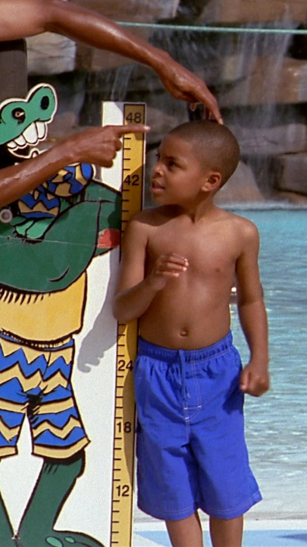 پسری در حال اندازه گیری قدش