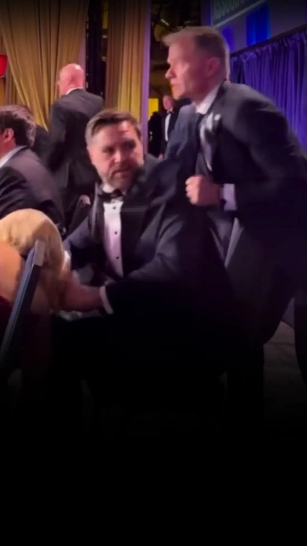 Джей Ді Венс терміново залишив пресвечерю через стрілянину