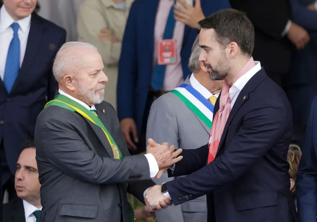 Lula e Eduardo Leite se cumprimentando