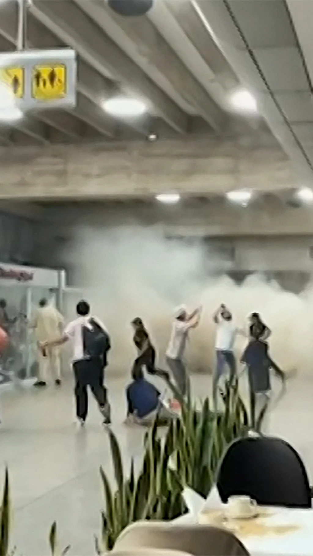Gente sale corriendo en el aeropuerto de Maiquetía.