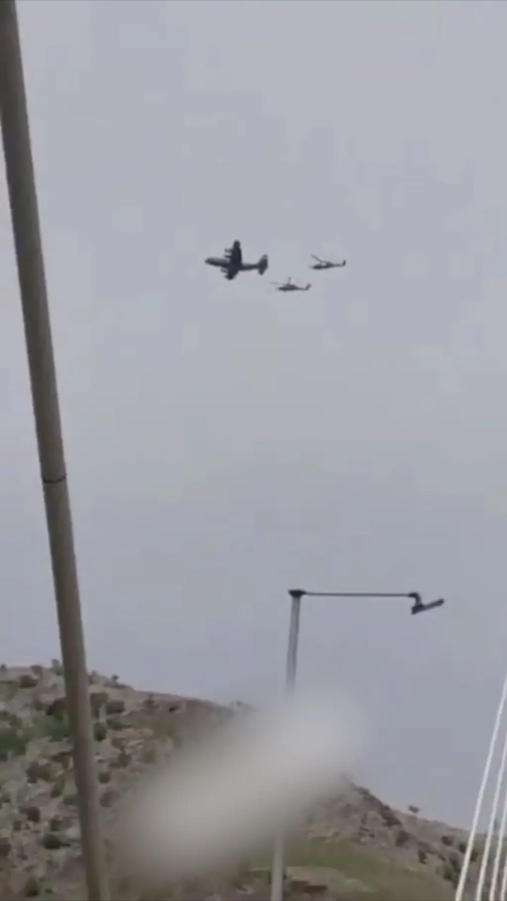 پرواز یک هواپیما و دو هلی‌کوپتر آمریکایی بر فراز استان خوزستان برای نجات خدمه جنگنده آمریکایی سرنگون شده در ایران