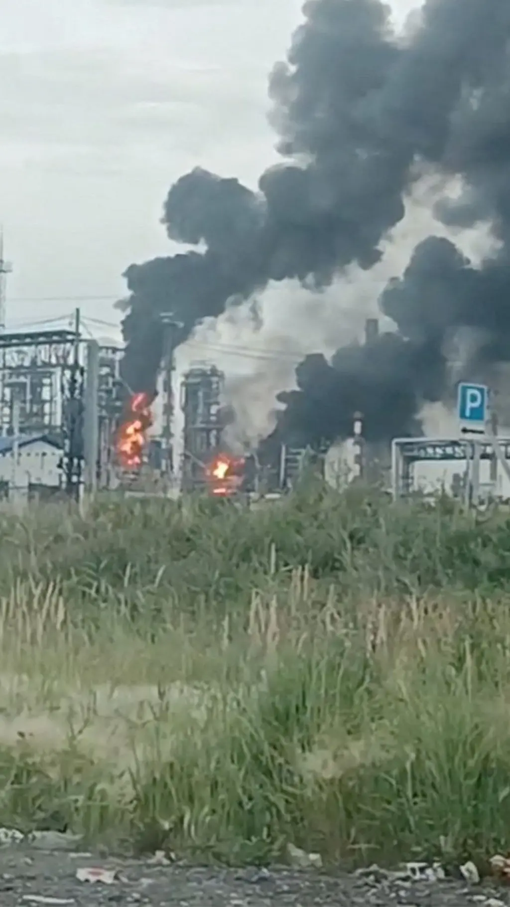 Последствия атаки дронов на НПЗ в Омске.