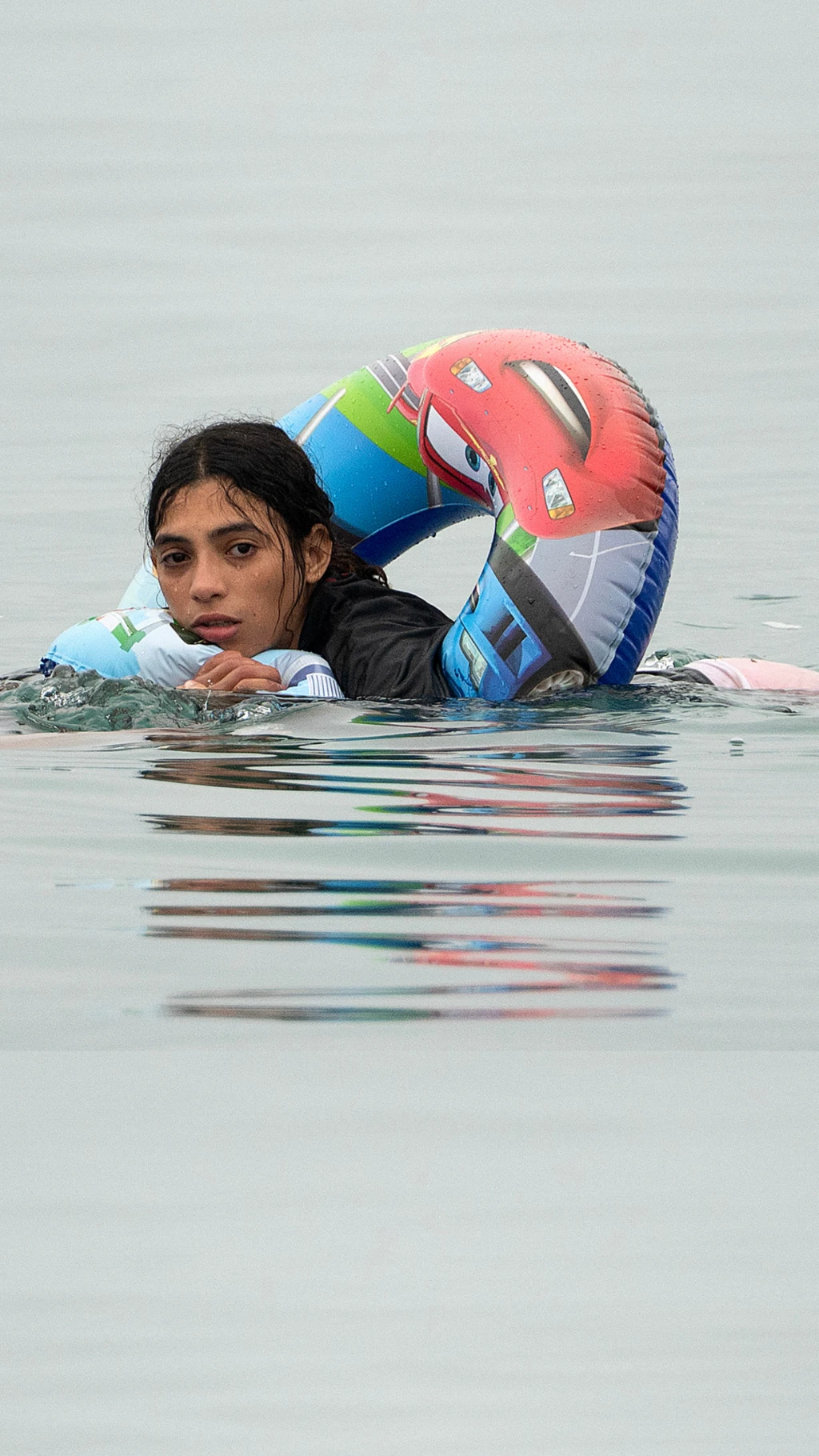 Migrante intentando cruzar a Ceuta en el agua con un flotador