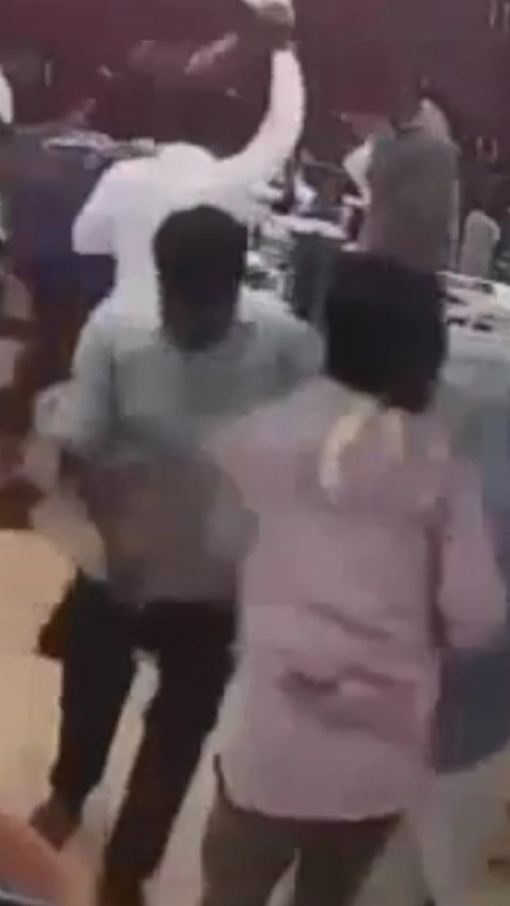 அலுவலர்கள் மீது டீசல் தெளிக்கப்பட்ட காட்சி