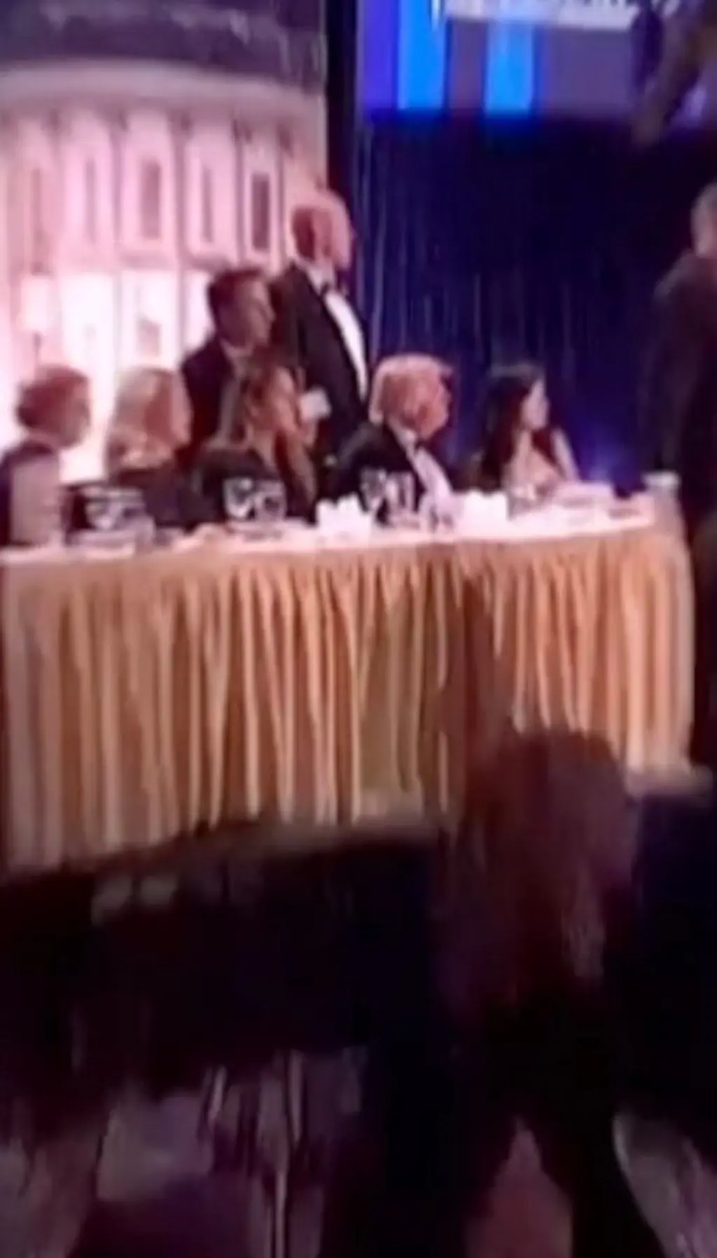 ශාලාවක ඇති මේසයක් අසල ජනපති ට්‍ර්මප් ඇතුළු පිරිසක් වාඩි වී සිටී.