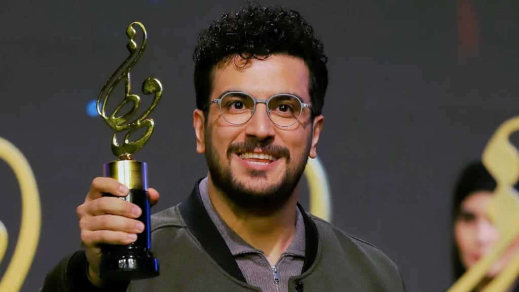 امیرحسین قیاسی با تندیس حافظ