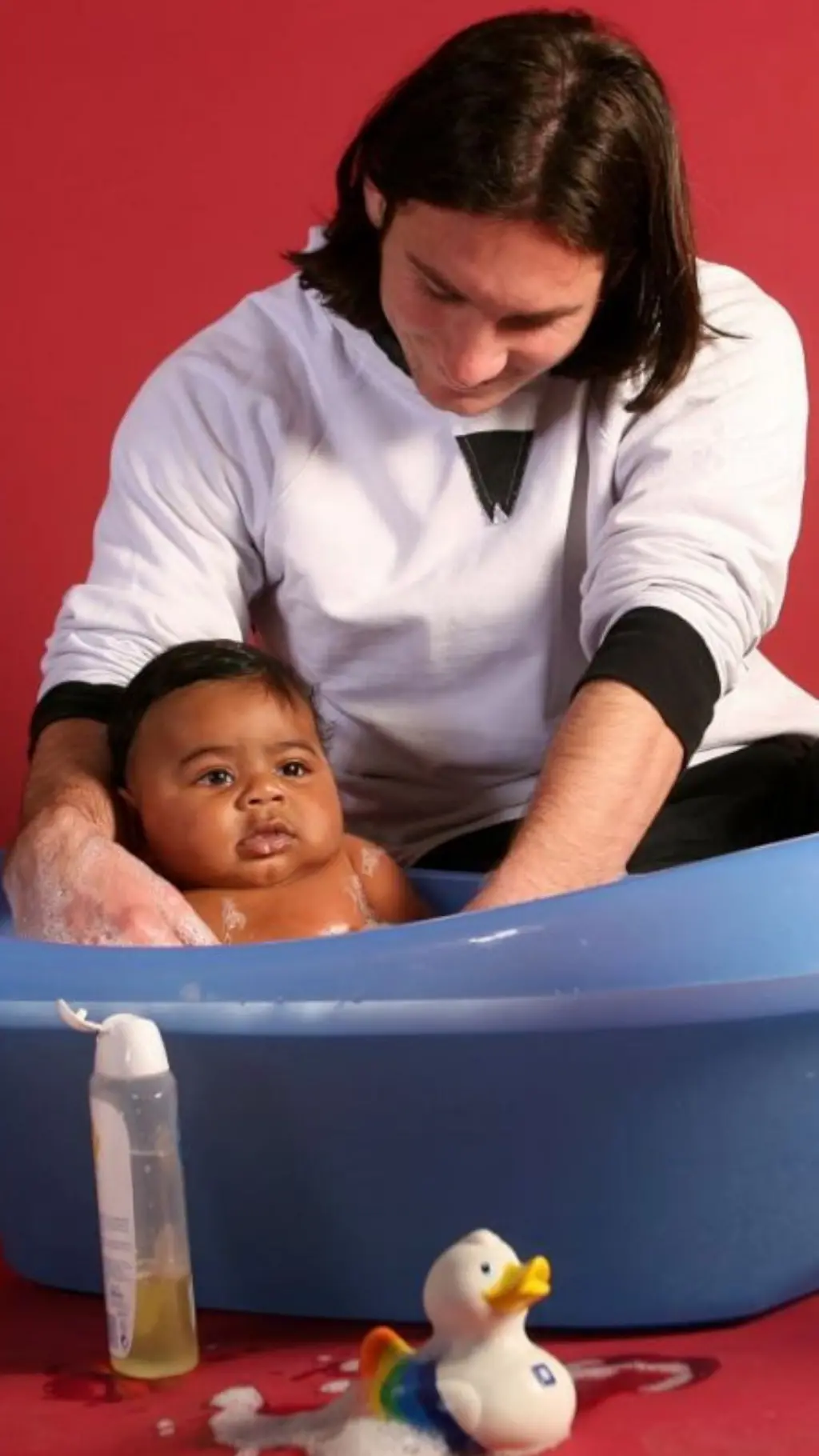 ငါးလသား ယာမားကို ရေချိုးပေးနေတဲ့ မက်ဆီ