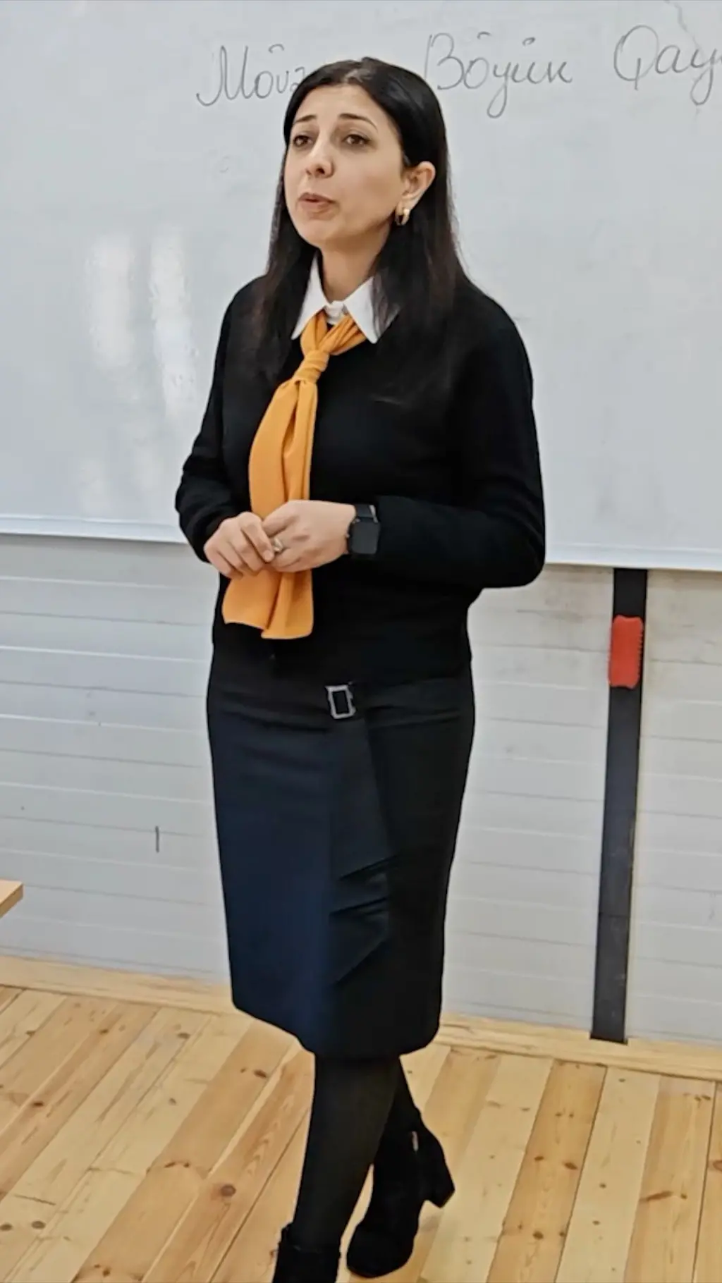 Azərbaycanda bundan sonra məktəb müəllimlərinin geyimi tənzimlənəcək. Bu barədə Milli Məclis qanun qəbul edib.