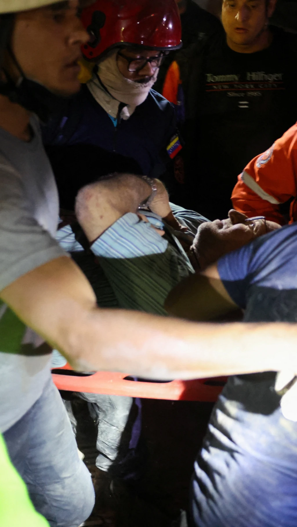 Rescatistas trasladan al hospital a una persona 