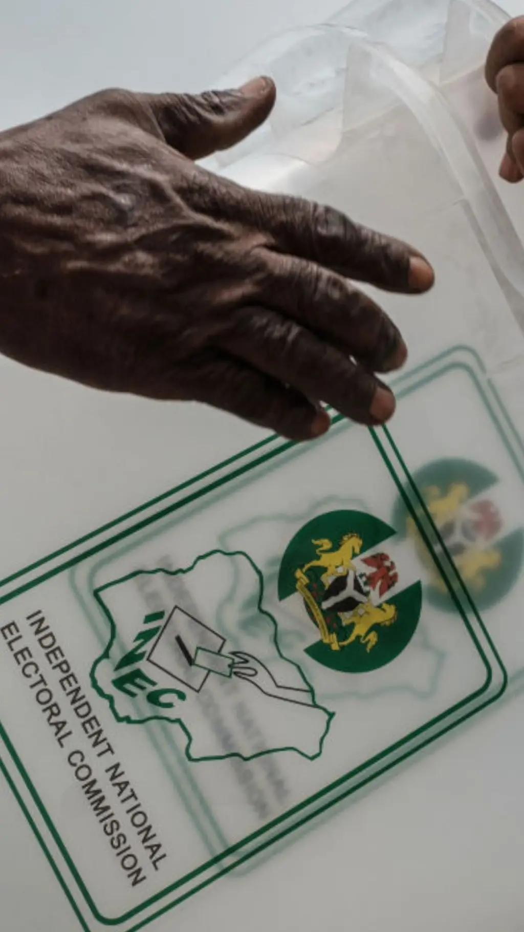 Ndị ọrụ INEC bu igbe ntuliaka.