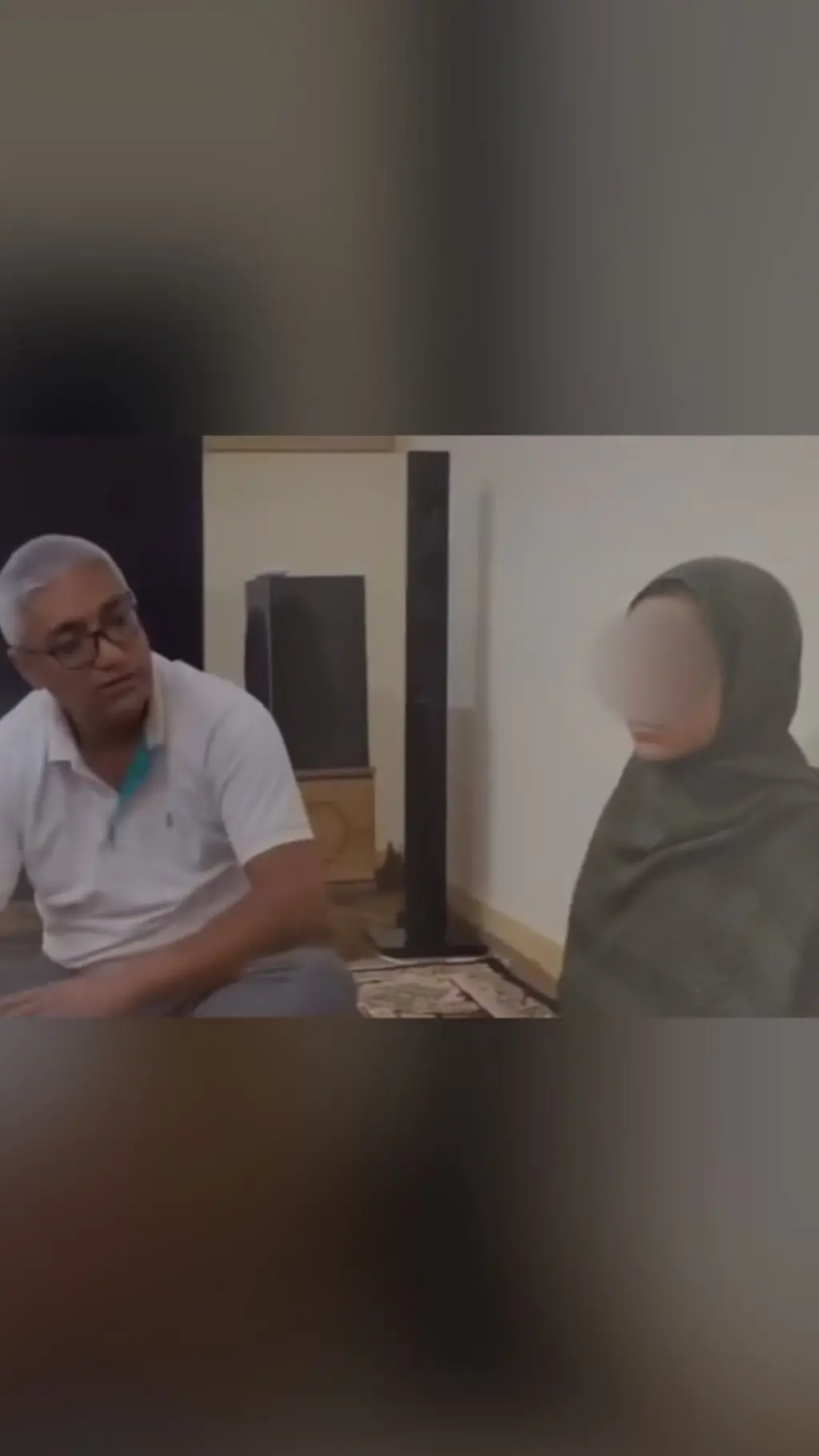 پدر دانش‌آموز مجروح میناب در کنارش نشسته و درباره هزینه‌های درمان توضیح می‌دهد.