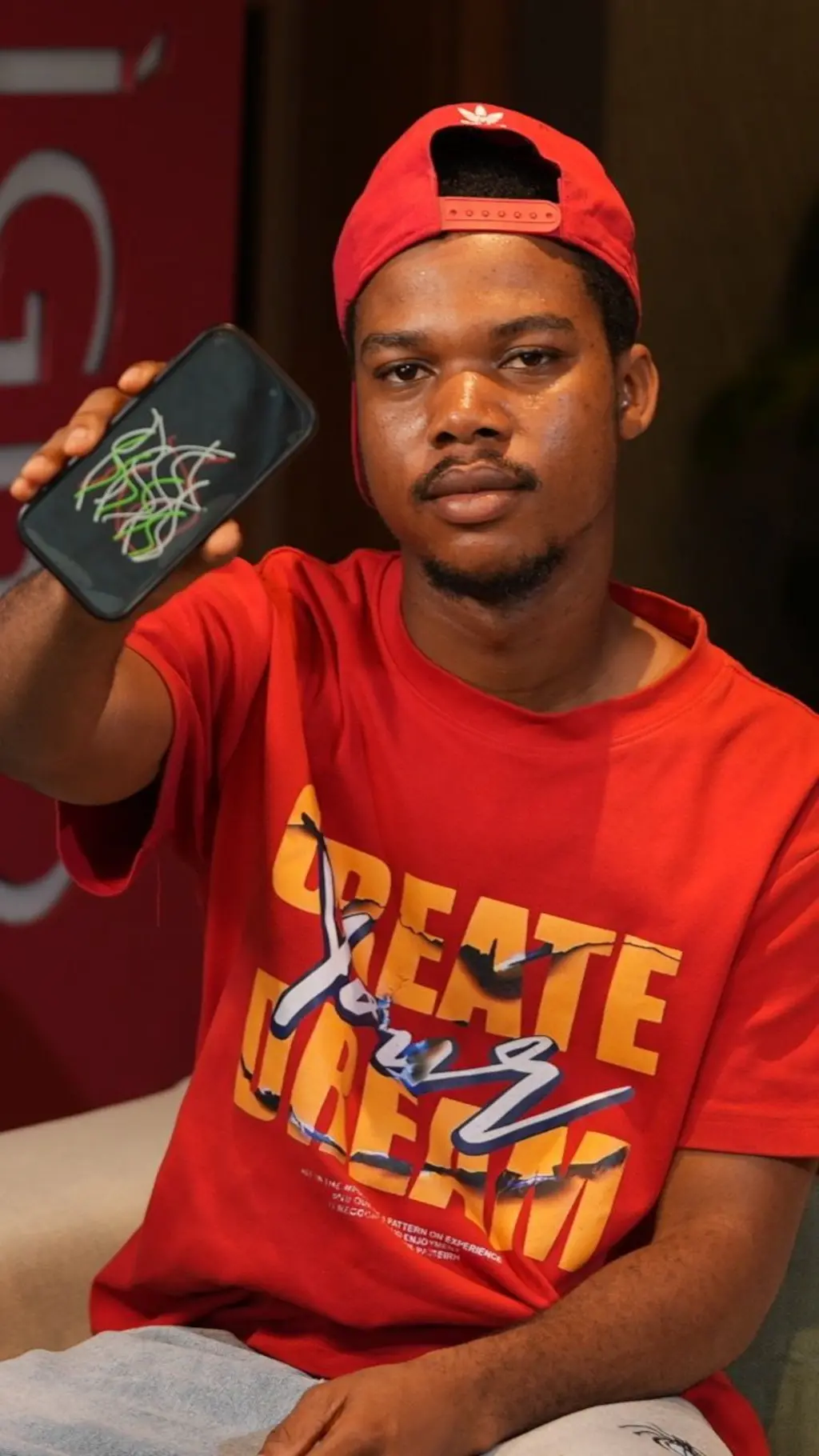 Foto Emmanuel dịka ọ na-egosi ihe o ji eme ejije forex nke ya n'ekwentị ya