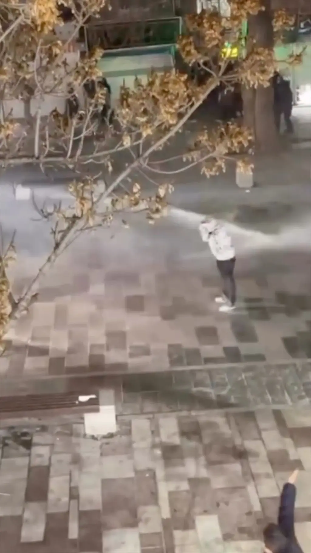 ایستادگی معترضان مقابل خودروی آبپاش