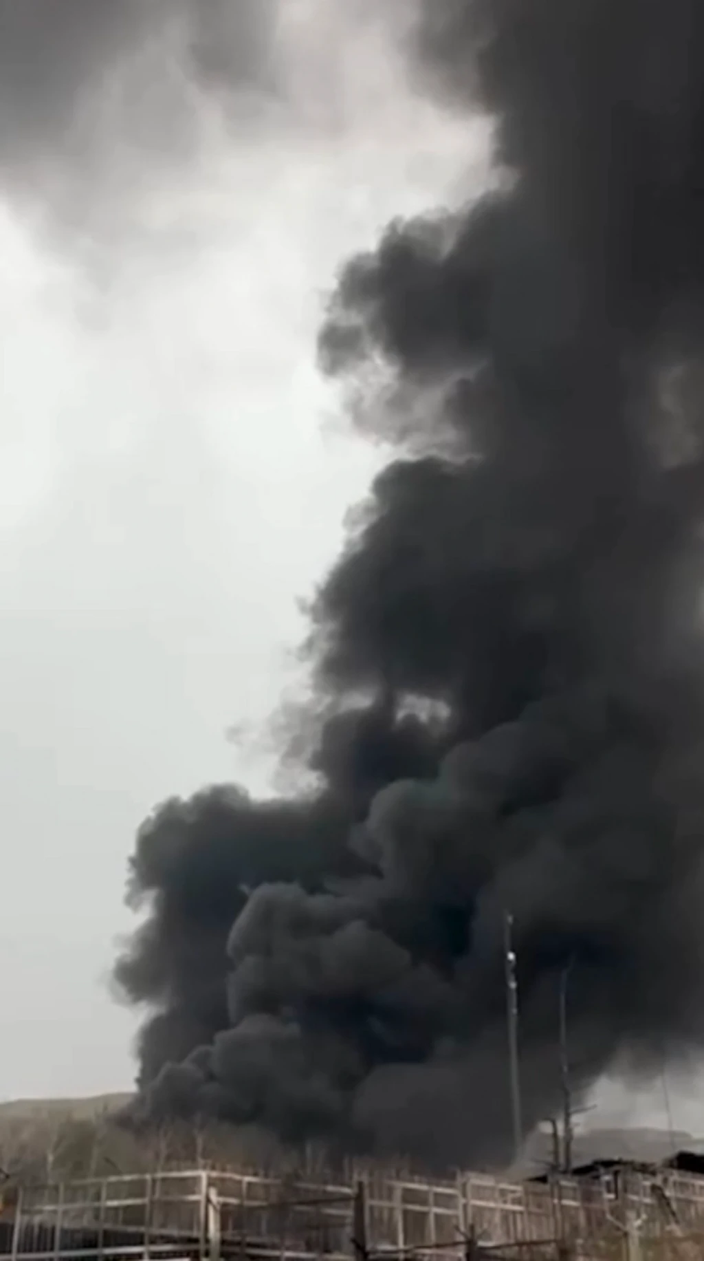 انبار نفت شهران همچنان میسوزد