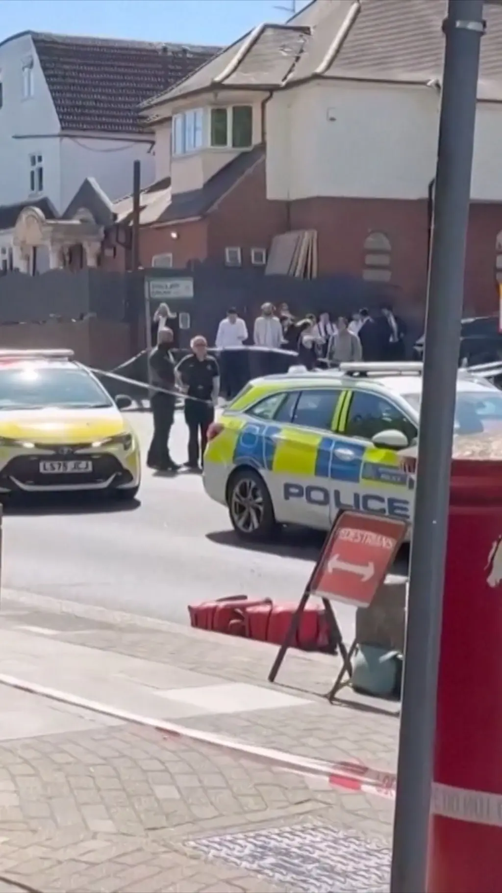 در پی حمله مردی با چاقو به عابران در محله گولدرز گرین در شمال لندن، دو مرد یهودی زخمی شدند. به گفته شاهدان عینی، مردی در خیابان اصلی منطقه در حال دویدن بود و سعی داشت به یهودیان این منطقه چاقو بزند.