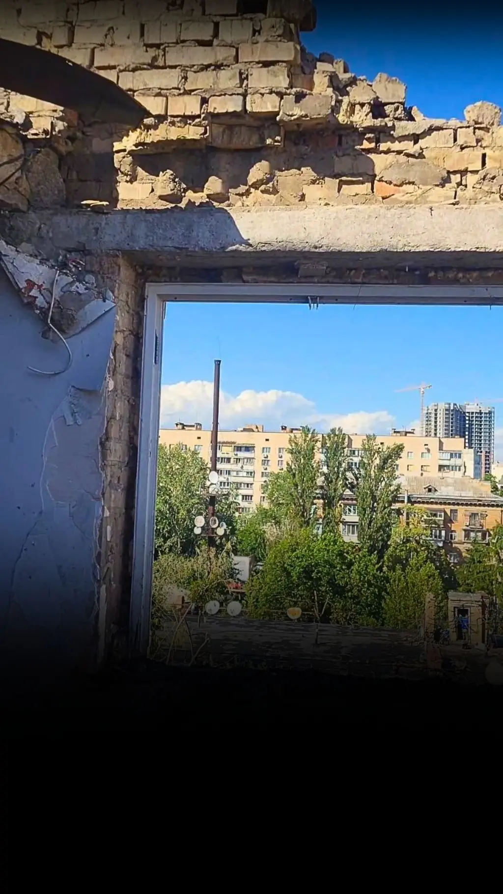 Київ. Дівчина показала, що залишилось від її квартири після російського обстрілу