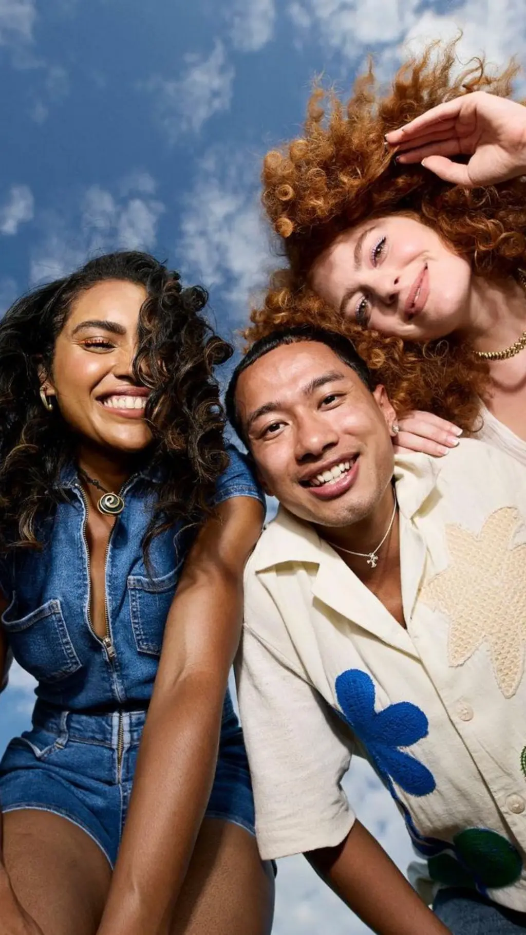 grupa nasmejanih prijatelja gleda u kameru