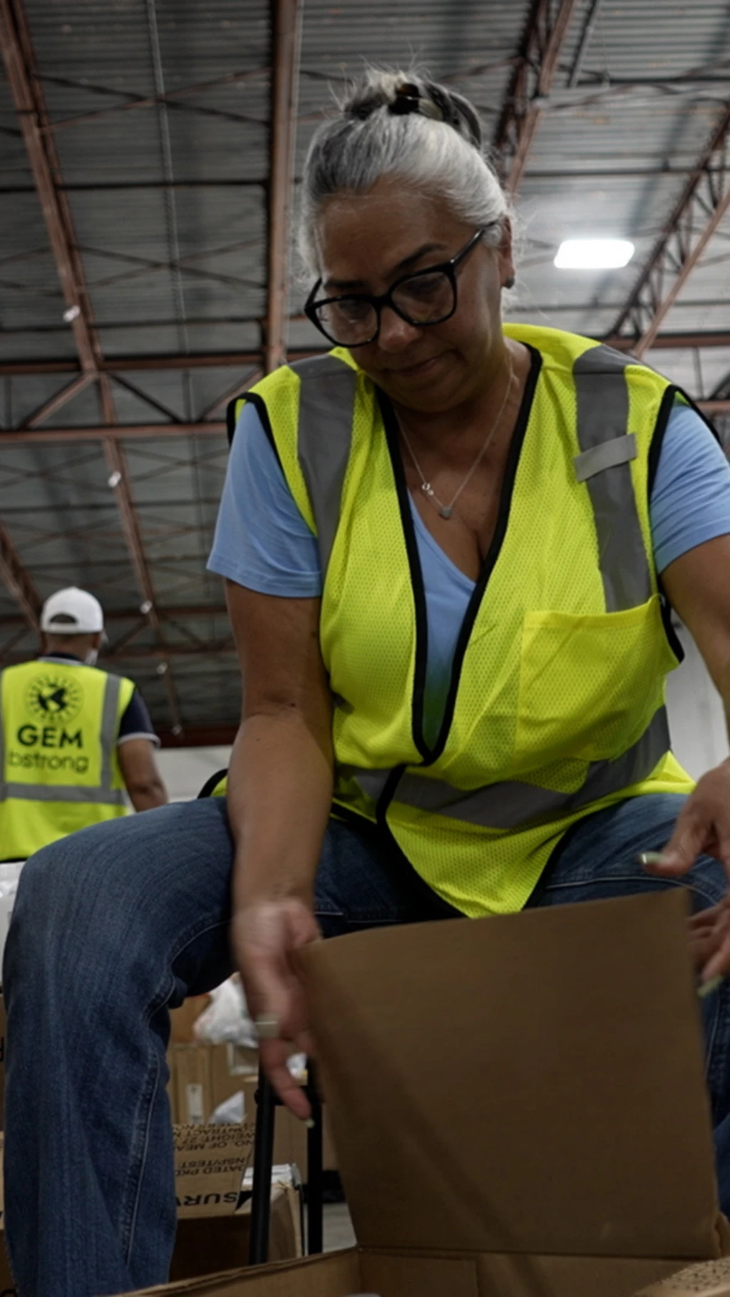 Voluntaria ayuda en centro de acopio en Miami.
