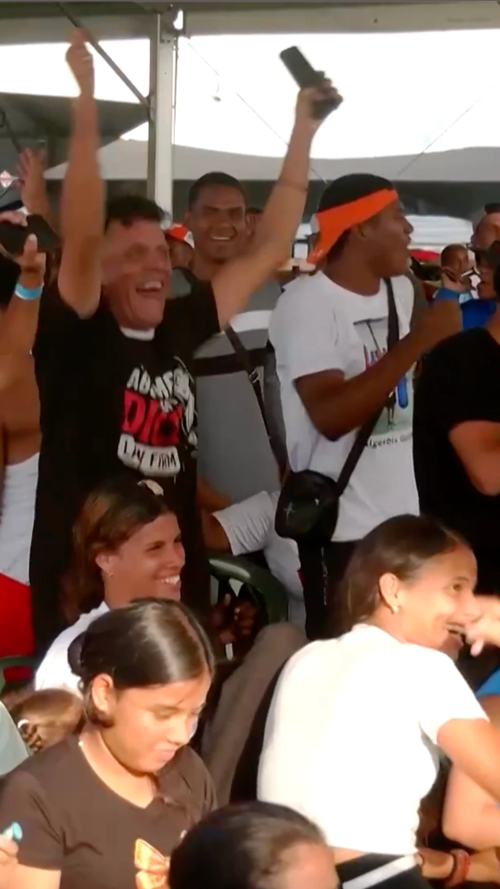 Venezolanos en La Guaira celebran la victoria de España.