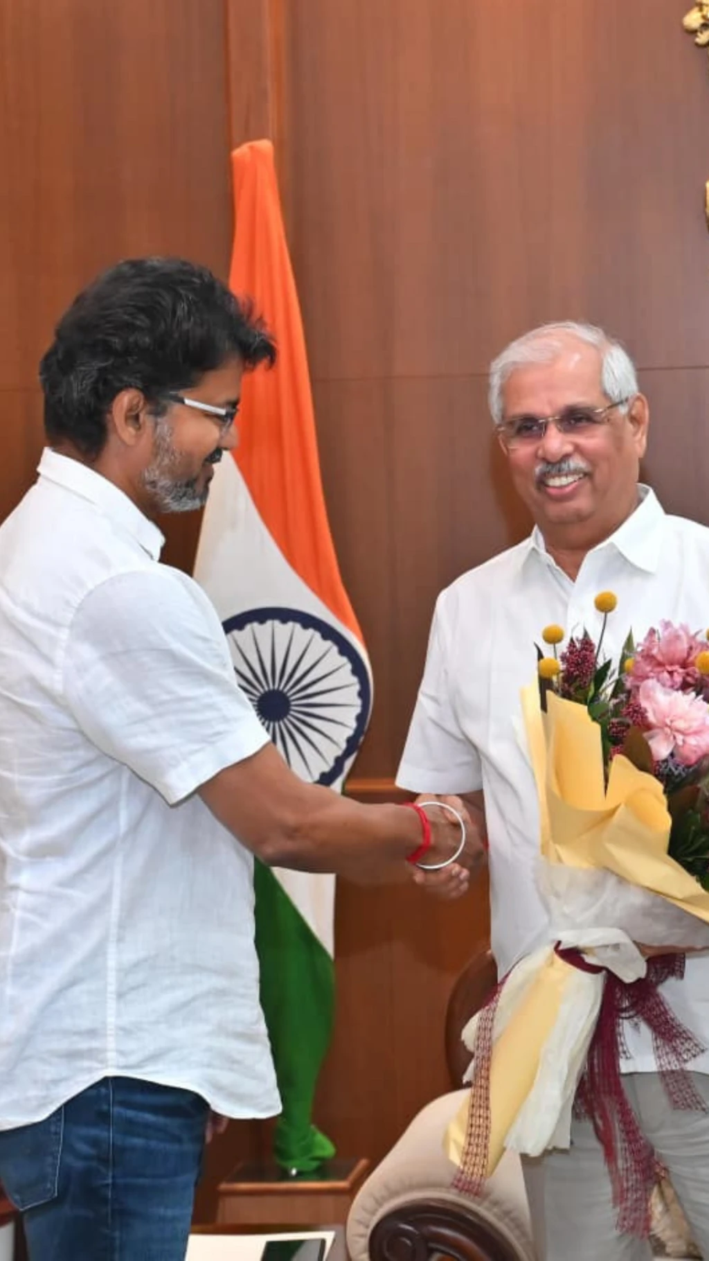 ஆளுநரை சந்தித்து ஆட்சியமைக்க உரிமை கோரிய விஜய்