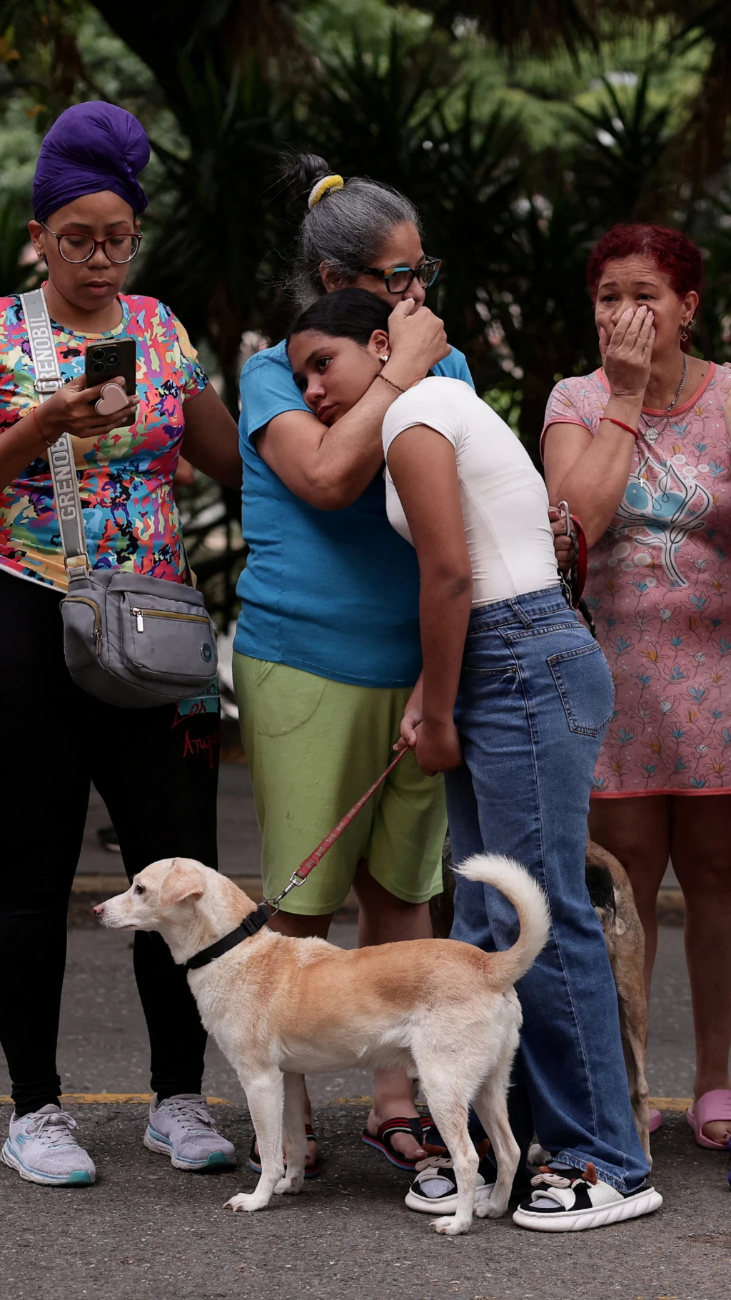 Residentes de Caracas se consuelan tras el terremotos que sacudió a Venezuela.