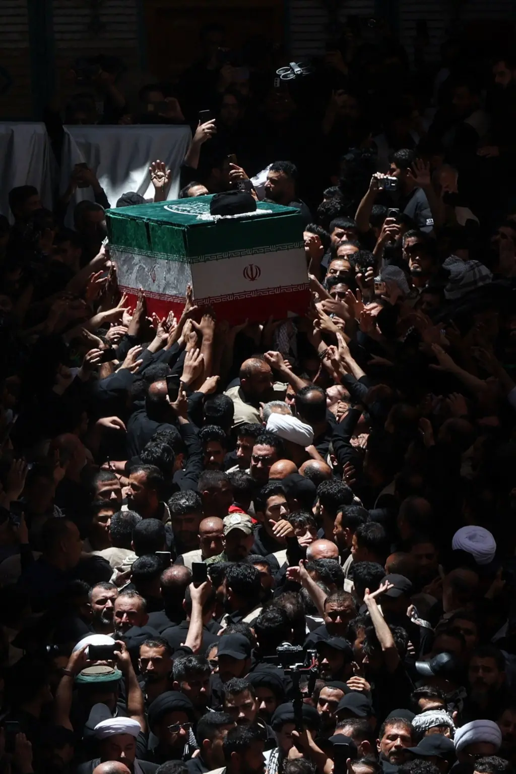 تابوت علی خامنه‌ای روی دست عزاداران در نجف