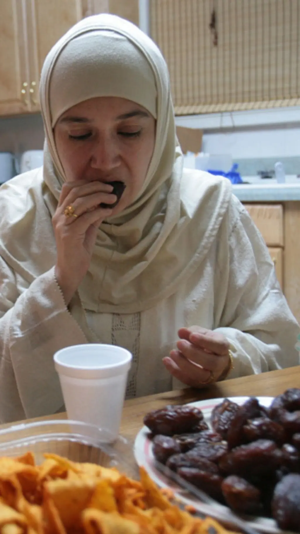 یوه ښځه خورما خوري