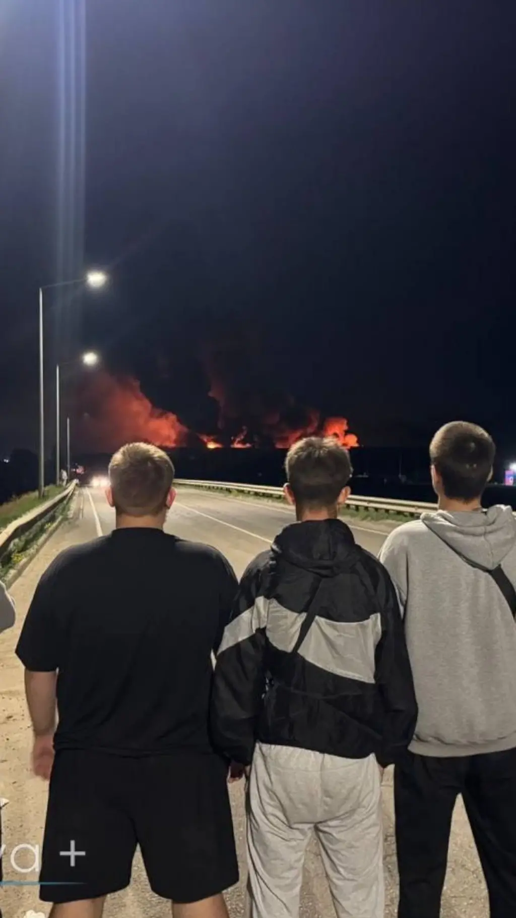 Хлопці спостерігають за пожежею
