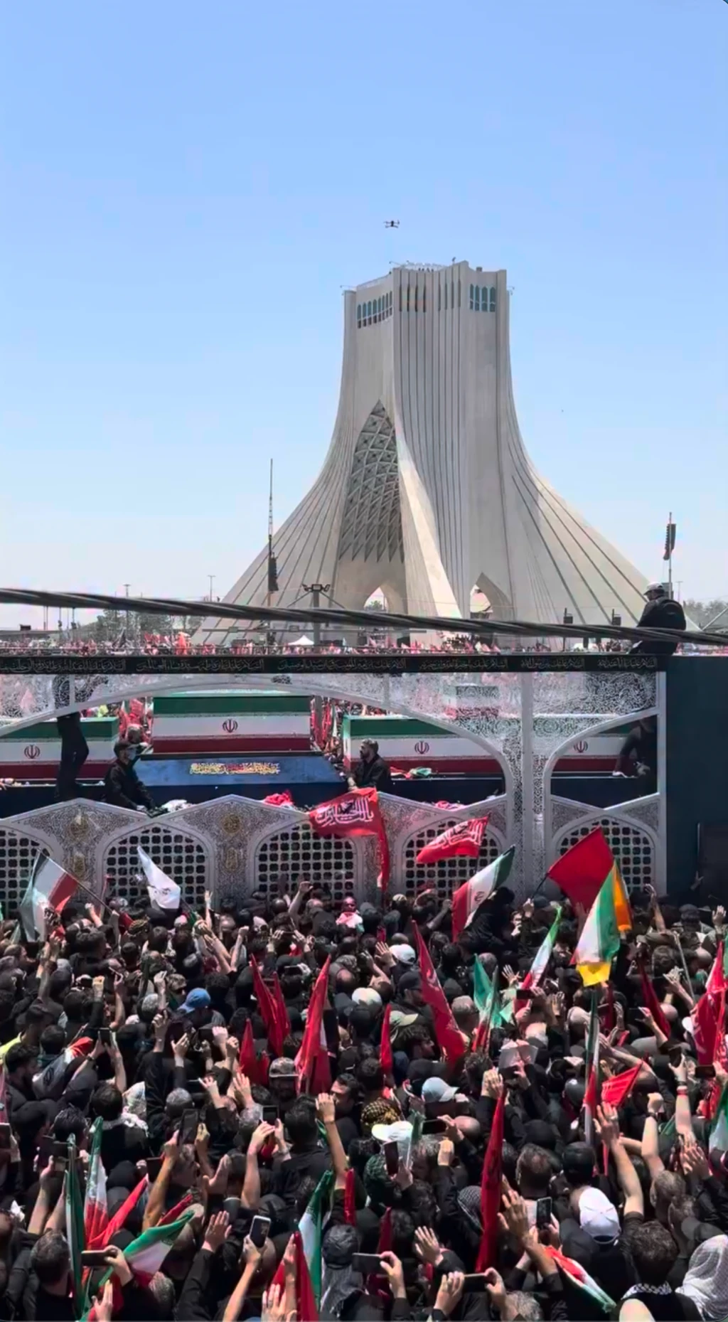 تشییع خامنه‌ای در تهران،‌ احمدی‌نژاد آمد روحانی و خاتمی دیده نشدند