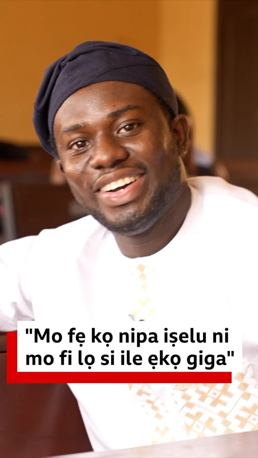 Ọba Oloyede Akinghare ilu Okeluse wọ buba funfun pẹlu fila