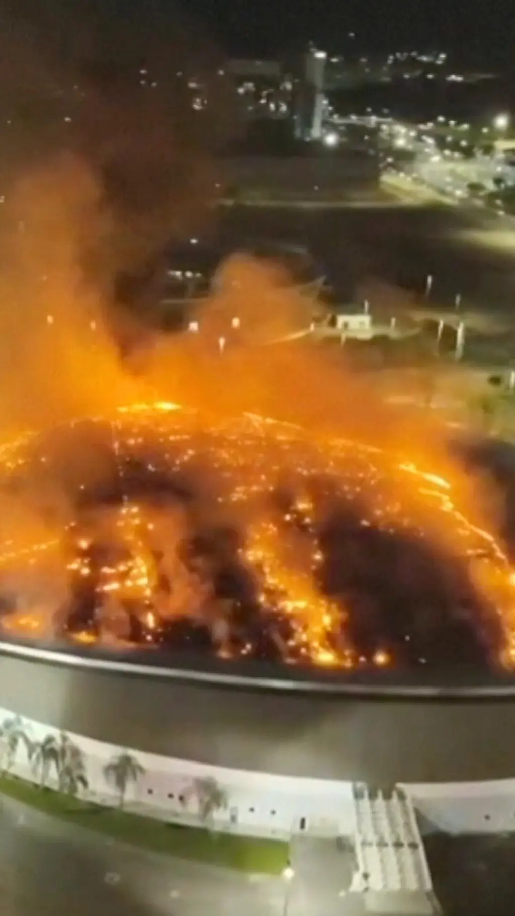 ක්රිදන්ගනයක වහලක් ගිනි ගන්නා ආකාරය පෙනේ.