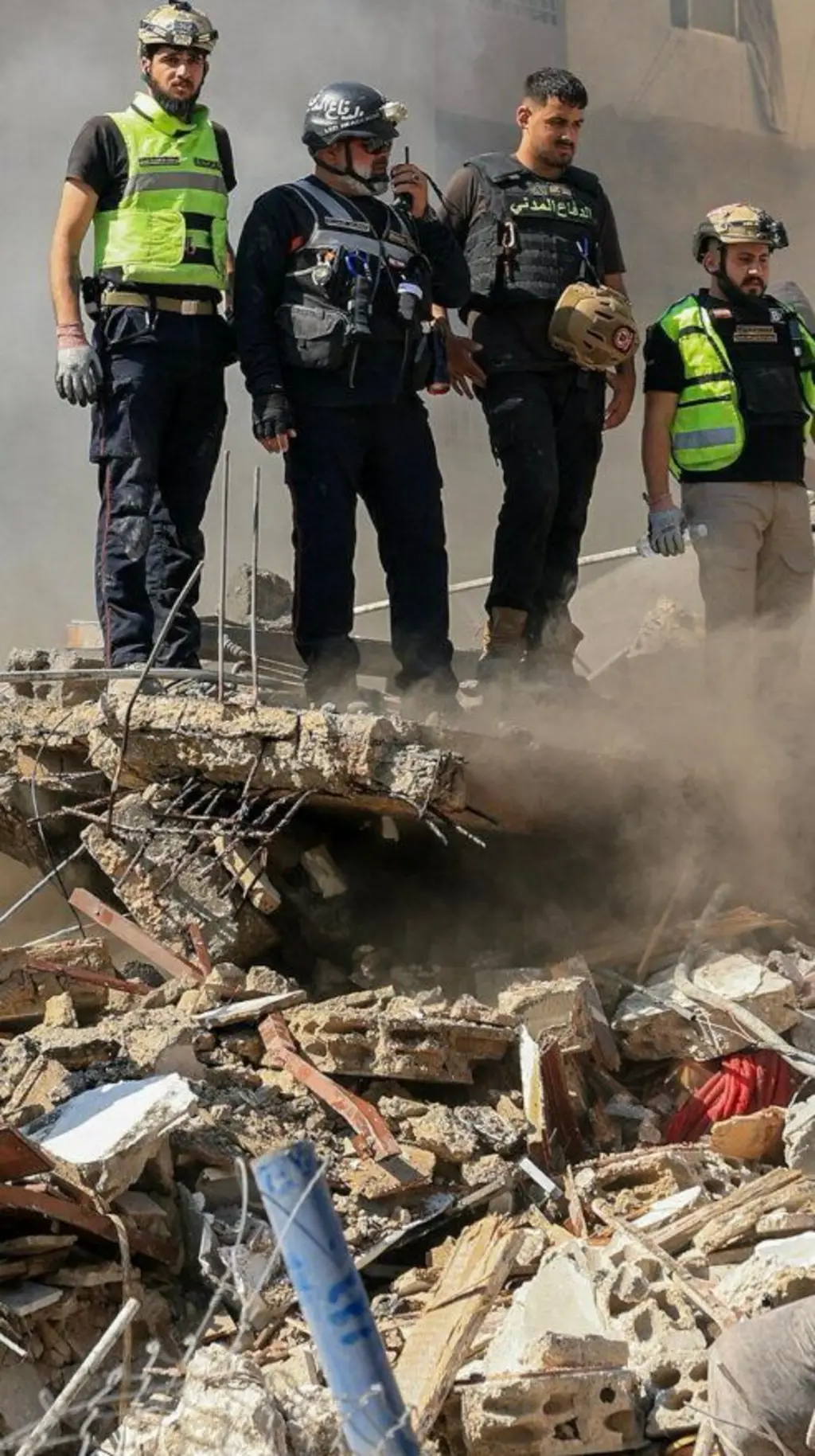 සුන්බුන් ගොඩක් අසල හමුදා නිලධාරීන් සිව් දෙනෙකු මෙහි සිටිනවා.