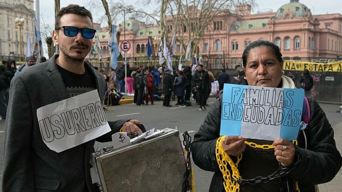 "Ya ni intentamos refinanciar la deuda porque es impagable": los millones de argentinos que se han convertido en morosos (y qué dice sobre la economía del país)