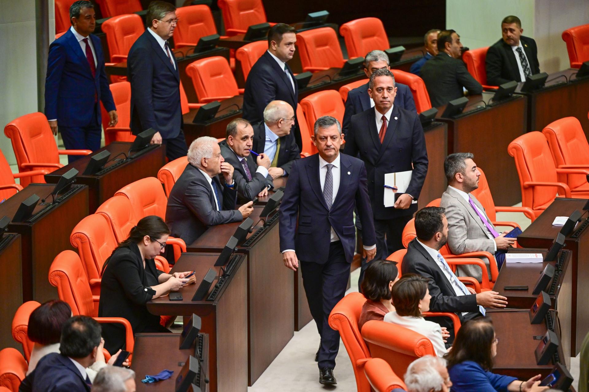 Birleşik Krallık: Kayyum Uygulaması Devam Ediyor: Özel'in Açıklaması Sonrası 'Hayır' Oyu Verecek Vekiller Nedenlerini Açıklıyor