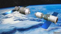 சீன விண்வெளி நிலையத்துடன் மற்றொரு கலன் சேர்வது பற்றிய ஓவியப்படம்