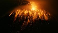 திங்கட்கிழமையன்று 40 முறை வெடித்துள்ளது துங்குராஹுவா எரிமலை.