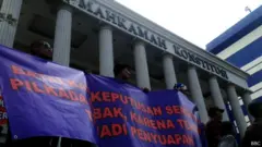 Polemik kring diskussionen om den regionala valpropositionen fortsätter att rulla ut inför dess ratificering i slutet av september.