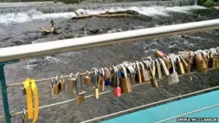 Candados en un puente de Derbyshire