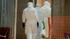 Des agents se préparent à l'enterrement de victimes du virus Ebola (archives).