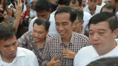 Jokowi och AM Hendropriyono (till vänster) vid den senaste presidentvalskampanjen i Jakarta.