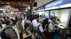 Passagerare från Mellanösternregionen måste gå igenom en detekteringsanordning på flygplatsen Soekarno Hatta.